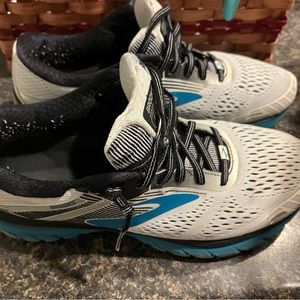 Brooks womens Tennis shoes